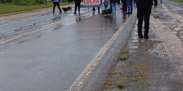 Docentes realizan un corte total sobre la Ruta Nacional 12 en Jardín América