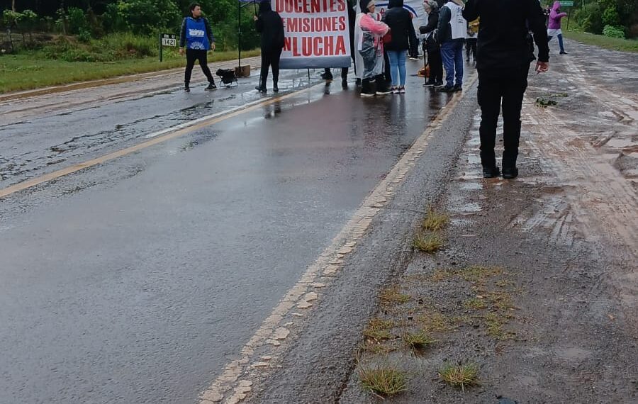 Docentes realizan un corte total sobre la Ruta Nacional 12 en Jardín América