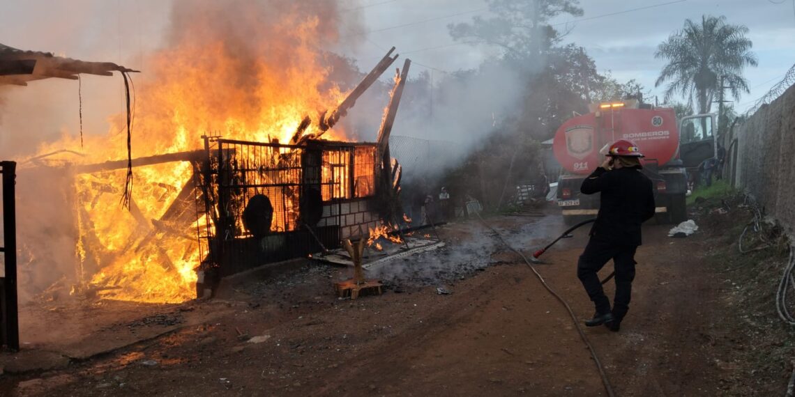Dos familias perdieron sus viviendas en un incendio registrado detrás del predio de EMSA en Posadas