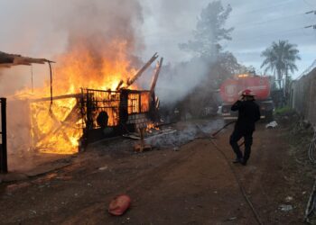 Dos familias perdieron sus viviendas en un incendio registrado detrás del predio de EMSA en Posadas