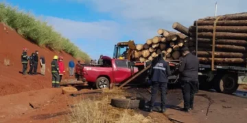 Amenazó a su expareja, escapó en un auto robado, chocó contra un camión y provocó la muerte de dos personas