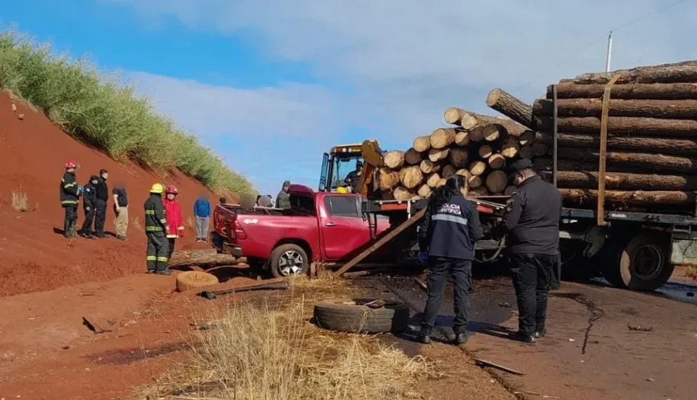 Amenazó a su expareja, escapó en un auto robado, chocó contra un camión y provocó la muerte de dos personas