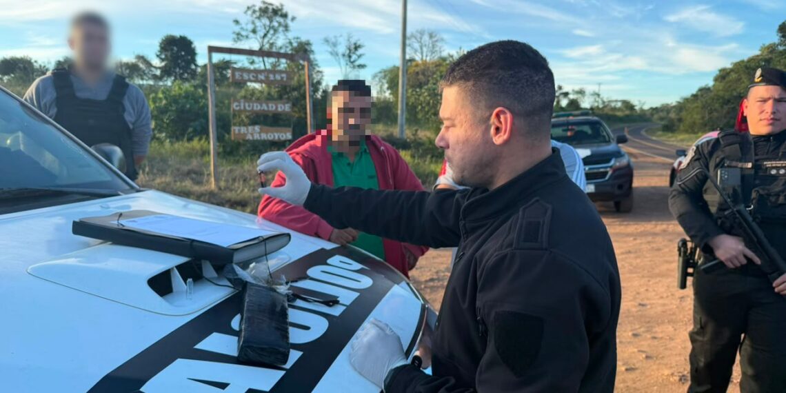 Intentó descartar más de medio kilo de marihuana durante un control vial y fue detenido en Piñalito Norte