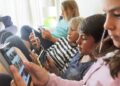 Emiratos Árabes Unidos prohibirá el uso de redes sociales a menores de 15 años