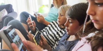 Emiratos Árabes Unidos prohibirá el uso de redes sociales a menores de 15 años