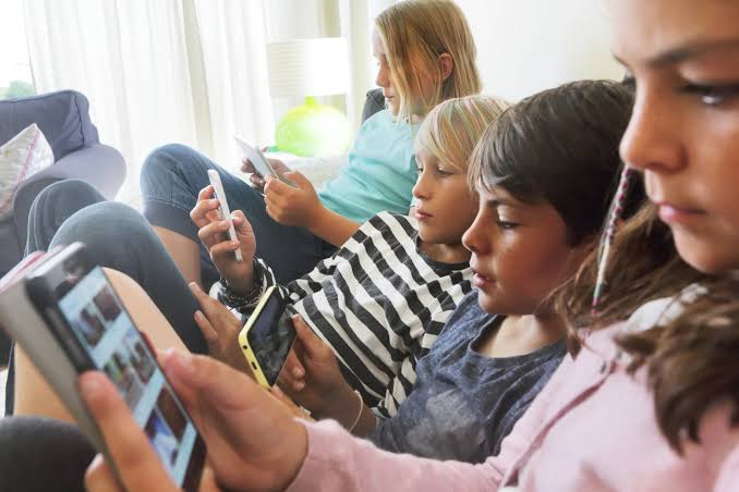 Emiratos Árabes Unidos prohibirá el uso de redes sociales a menores de 15 años