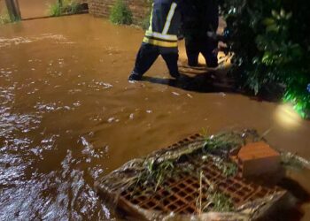Temporal en Oberá: rescataron a una mujer, evacuaron familias y asistieron a vecinos afectados por las inundaciones