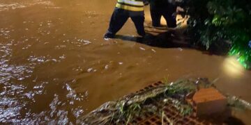 Temporal en Oberá: rescataron a una mujer, evacuaron familias y asistieron a vecinos afectados por las inundaciones