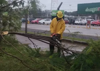 Por las intensas lluvias, la Municipalidad asistió a vecinos de Posadas