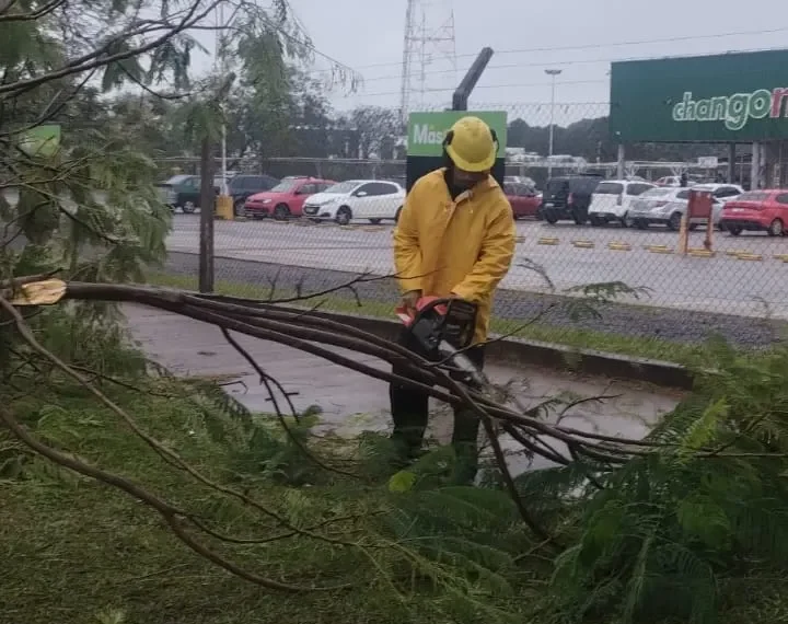 Por las intensas lluvias, la Municipalidad asistió a vecinos de Posadas