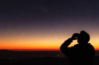 El “beso cósmico” de dos planetas se podrá ver en el cielo nocturno de este lunes