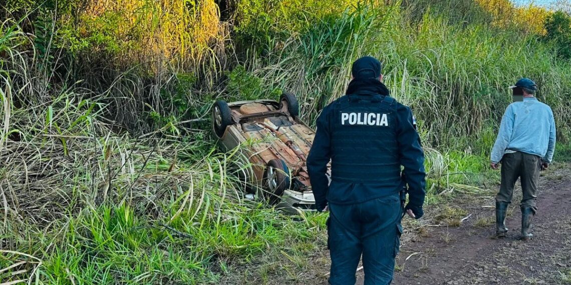 Perdió el control del auto y terminó volcado al costado de la ruta en El Soberbio