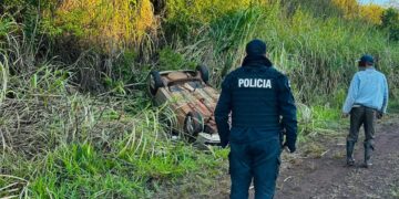 Perdió el control del auto y terminó volcado al costado de la ruta en El Soberbio