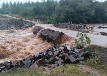 La Policía cerró preventivamente el puente sobre el arroyo Yabebiry para evitar riesgos por el temporal