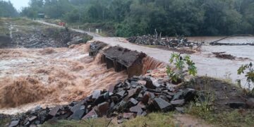 La Policía cerró preventivamente el puente sobre el arroyo Yabebiry para evitar riesgos por el temporal