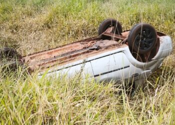 Tres personas fueron hospitalizadas tras el vuelco de un auto en Santa Ana