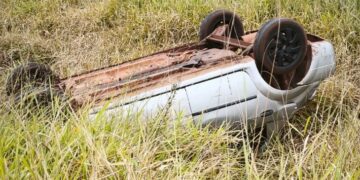 Tres personas fueron hospitalizadas tras el vuelco de un auto en Santa Ana