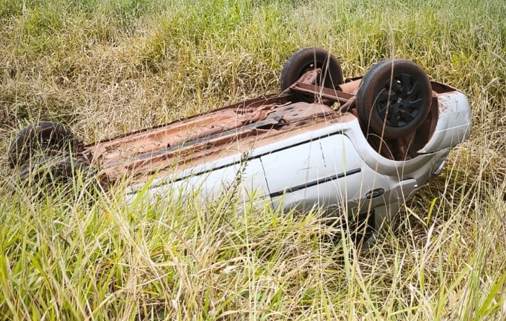 Tres personas fueron hospitalizadas tras el vuelco de un auto en Santa Ana