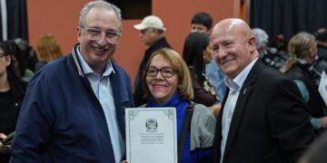 Passalacqua entregó 59 títulos de propiedad a familias de Iguazú: “Dejan de ser suplentes y pasan a ser titulares”