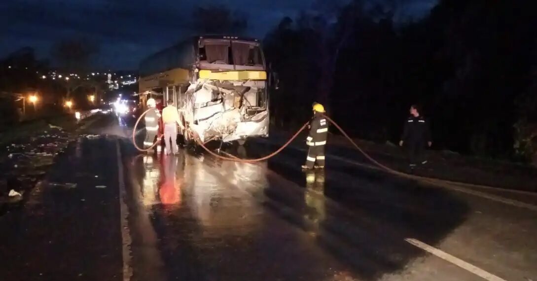 Capioví: Choque entre colectivo y camión dejó varios heridos