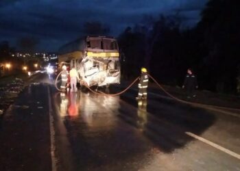 Capioví: Choque entre colectivo y camión dejó varios heridos