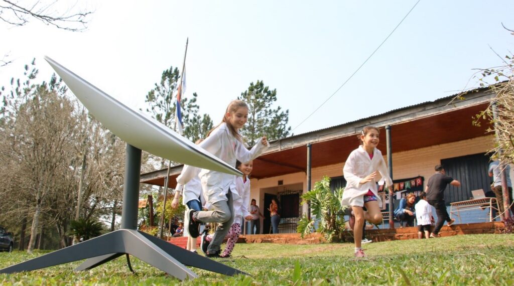 Milei confirmó un acuerdo con Starlink para ampliar la conectividad en 6.000 escuelas rurales