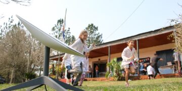 Milei confirmó un acuerdo con Starlink para ampliar la conectividad en 6.000 escuelas rurales