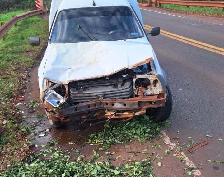 Un raído de yerba cayó de un camión e impactó contra una camioneta en Montecarlo