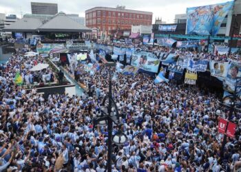 Multitudinario banderazo argentino en la previa del duelo ante Inglaterra