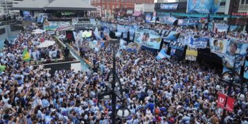 Multitudinario banderazo argentino en la previa del duelo ante Inglaterra