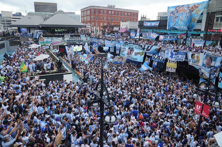 Multitudinario banderazo argentino en la previa del duelo ante Inglaterra