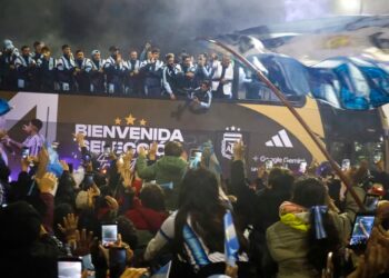 La Selección regresó al país, saludó desde un micro descapotable y fue ovacionada por los hinchas