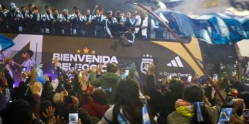 La Selección regresó al país, saludó desde un micro descapotable y fue ovacionada por los hinchas