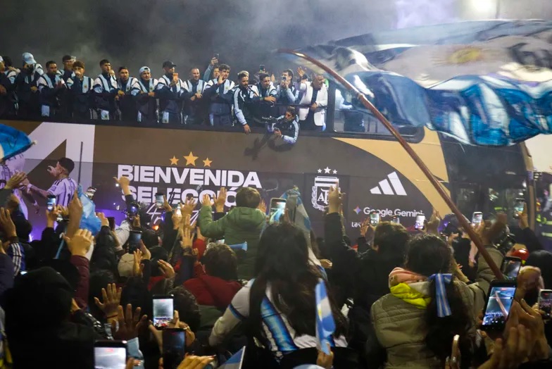 La Selección regresó al país, saludó desde un micro descapotable y fue ovacionada por los hinchas