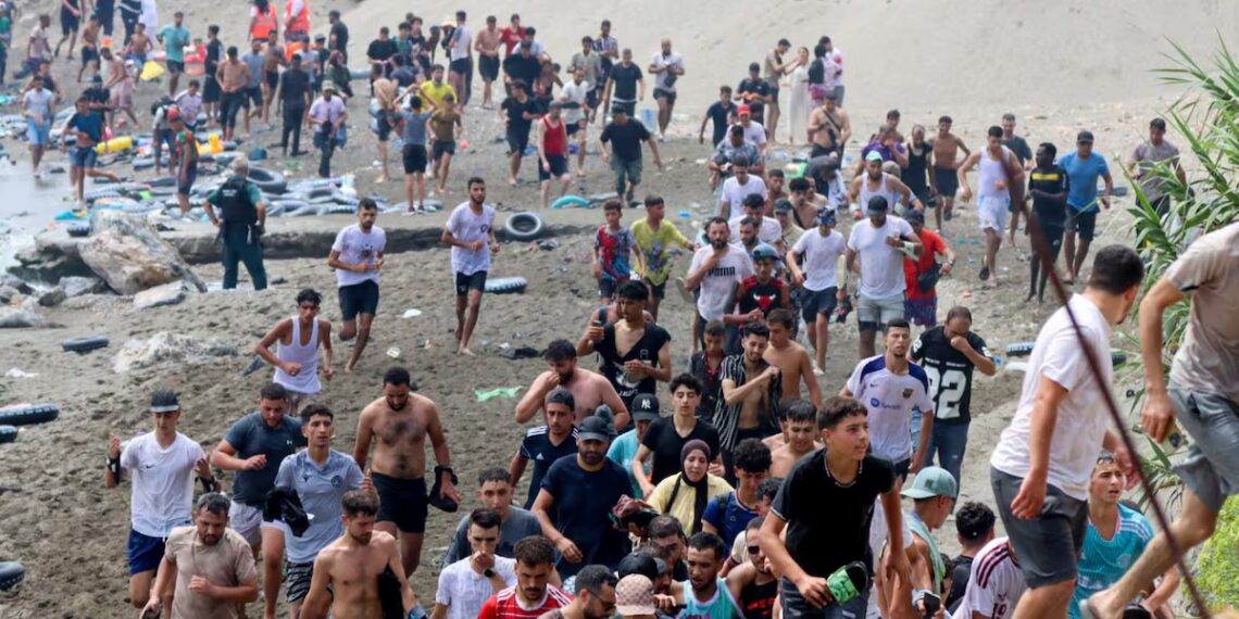España en crisis: la llegada masiva de migrantes desde Marruecos tensa la política migratoria de Sánchez