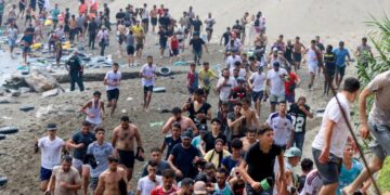 España en crisis: la llegada masiva de migrantes desde Marruecos tensa la política migratoria de Sánchez