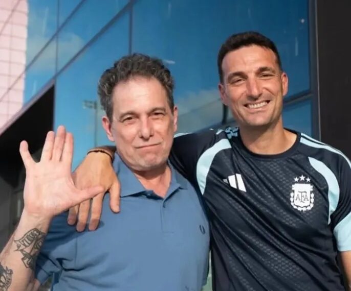 Andrés Calamaro visitó a la Selección Argentina en la previa de su partido ante Cabo Verde