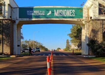 Volvió el tradicional cartel de ingreso a Misiones: “Bienvenidos a la Tierra Colorada”