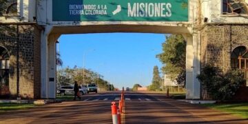 Volvió el tradicional cartel de ingreso a Misiones: “Bienvenidos a la Tierra Colorada”