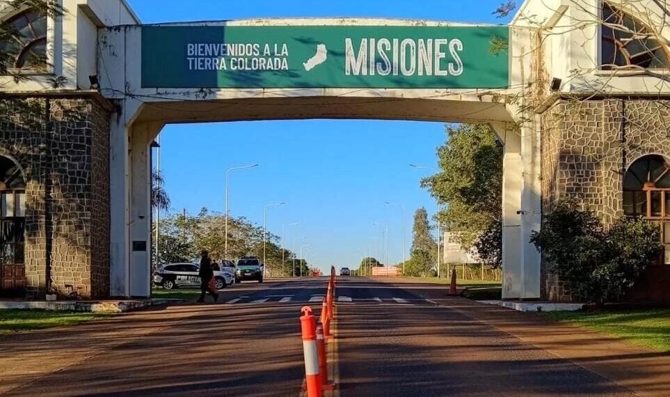 Volvió el tradicional cartel de ingreso a Misiones: “Bienvenidos a la Tierra Colorada”