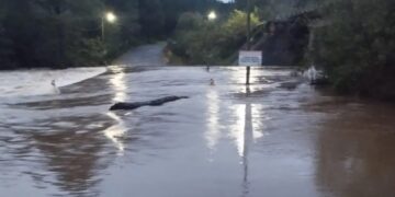 Jardín América: cortan el tránsito sobre la Ruta 7 por la crecida del arroyo Tabay