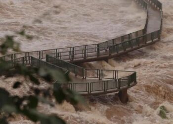 Cerraron el circuito de la Garganta del Diablo por la crecida del río Iguazú