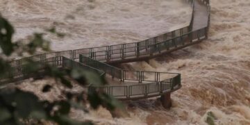 Cerraron el circuito de la Garganta del Diablo por la crecida del río Iguazú