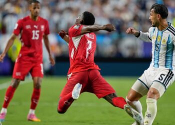 El organismo que define las reglas del fútbol reconoció que hubo un error del VAR en el partido entre Argentina y Suiza