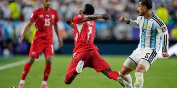 El organismo que define las reglas del fútbol reconoció que hubo un error del VAR en el partido entre Argentina y Suiza