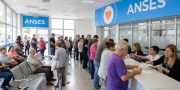 El Gobierno confirmó el bono previsional de agosto y fijó un aumento para jubilados y pensionados