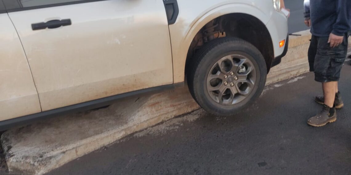 Esquivó una motocicleta, perdió el control y terminó despistado con su camioneta en Posadas