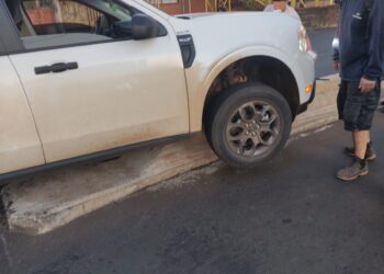 Esquivó una motocicleta, perdió el control y terminó despistado con su camioneta en Posadas