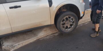 Esquivó una motocicleta, perdió el control y terminó despistado con su camioneta en Posadas