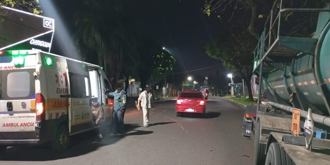 Dos hombres fueron hospitalizados luego de colisionar con un camión estacionado en Posadas